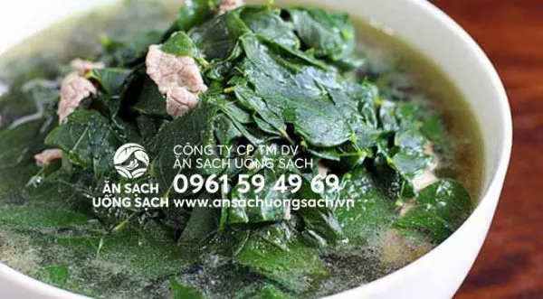 Bát canh rau ngót với thịt bò đầy bổ dưỡng