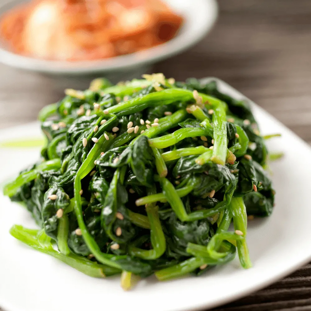 Những chiếc lá cải bó xôi xanh mướt mọng nước, cho thấy sự phát triển tốt