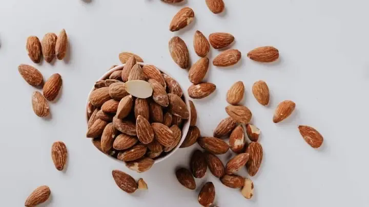 Cây hạnh nhân trưởng thành đang ra hoa vào mùa xuân báo hiệu thời điểm trồng