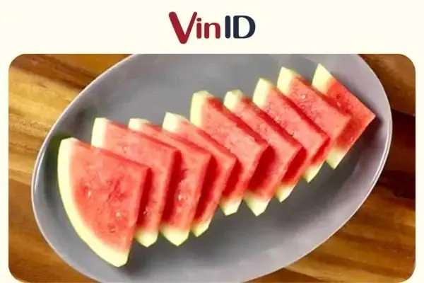 Hình ảnh hạt cây tùng lá kim đang được ngâm nước ấm để kích thích nảy mầm