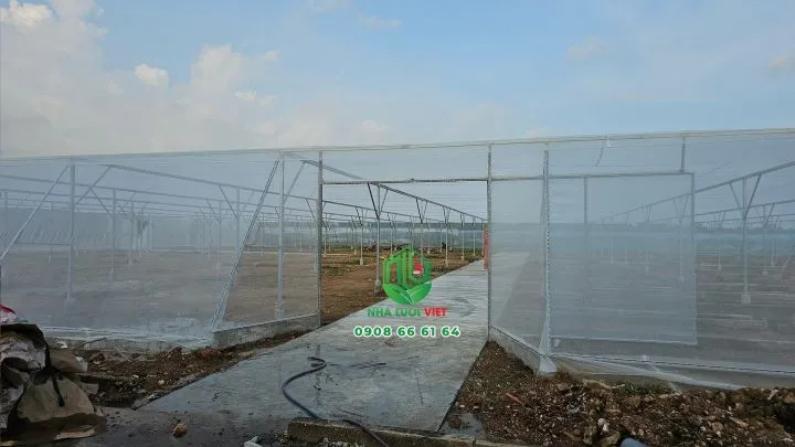 Mẫu cửa lùa hai lớp chống côn trùng cho nhà lưới trồng rau hiệu quả
