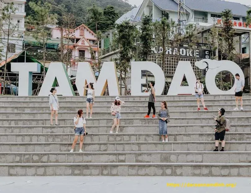 Nhà thờ Đá cổ kính và sương mù ở Tam Đảo, địa điểm du lịch cuối năm lý tưởng