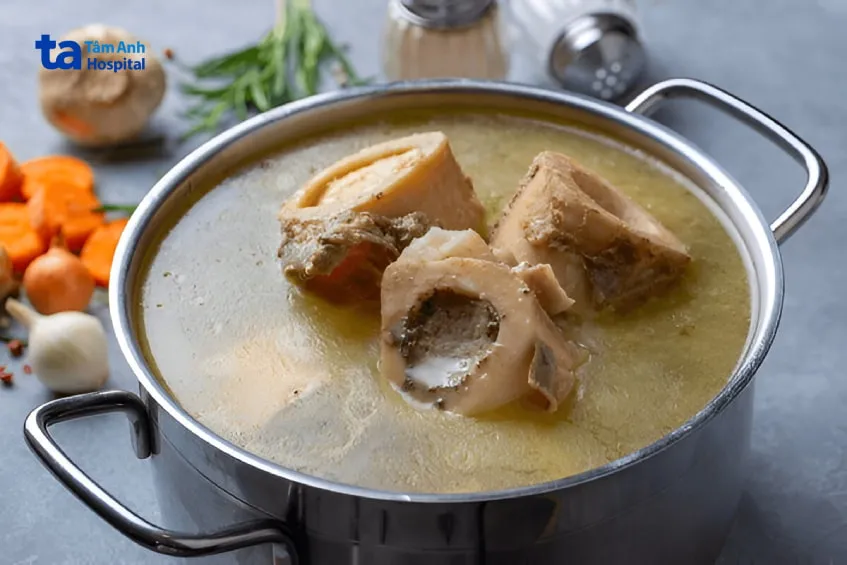 Nước hầm xương (xương bò, gà, cá) chứa gelatin – một dạng collagen bị thủy phân, dễ hấp thu.