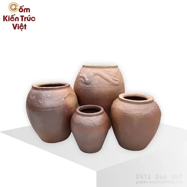 Chậu đất nung cỡ vừa, thích hợp để trồng sen nhỏ hoặc làm vật trang trí sân vườn