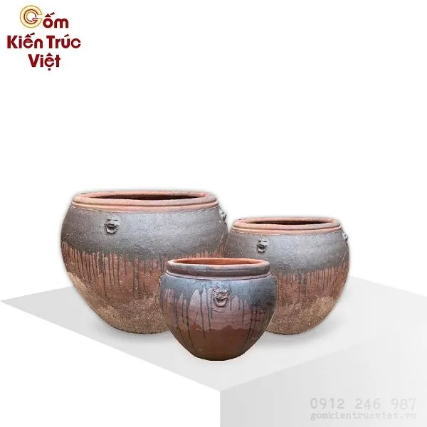 Chậu gốm đất nung có hoa văn truyền thống, tăng thêm nét cổ kính cho không gian trồng sen