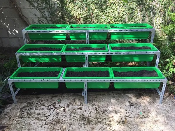 Kệ bậc thang giúp cây trồng đón đủ ánh sáng cần thiết