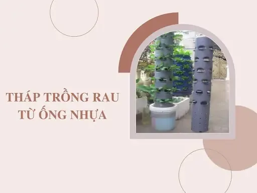 Hình ảnh một tháp trồng rau bằng ống nhựa PVC với các tầng cây đã phát triển xanh tốt, có thể thấy hệ thống tưới nhỏ giọt