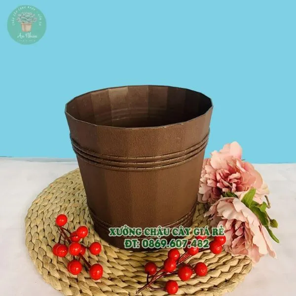 Các mẫu chậu nhựa và gốm sứ đa dạng để trồng hoa hồng leo trong chậu tại Xưởng An Nhiên