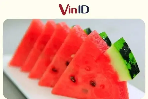 Hình ảnh minh họa quá trình bón phân cho hoa quỳnh