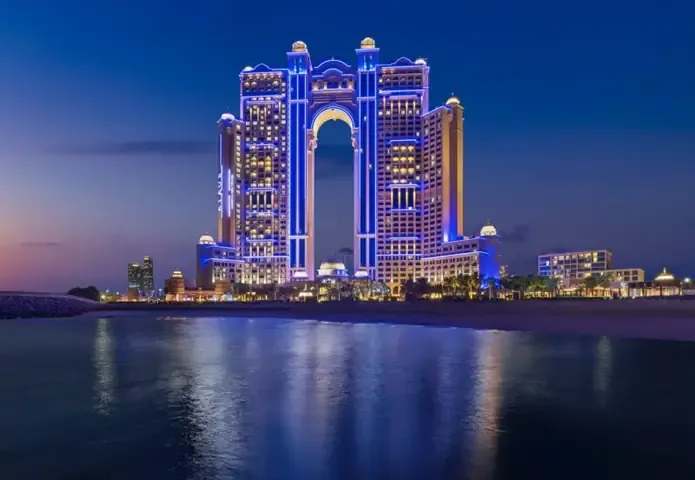 Các vật phẩm gốm sứ màu vàng, biểu tượng phong thủy cho sự giàu có