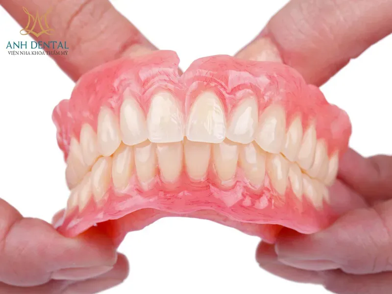 Người cao tuổi sử dụng hàm giả tháo lắp nền nhựa đơn giản