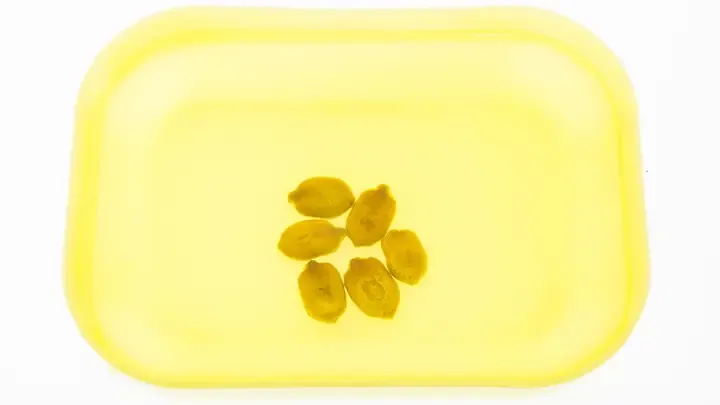 Chuẩn bị hỗn hợp đất lý tưởng cho cách trồng cây khổ qua tại nhà đạt hiệu quả cao