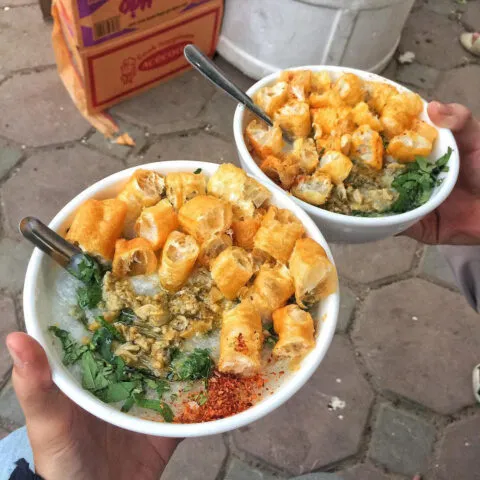 Chuẩn bị đất trồng và hạt giống rau răm để bắt đầu quá trình ươm trồng