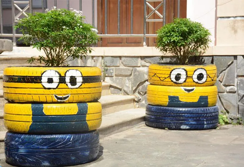 Chậu hoa lốp xe được sơn hình nhân vật Minion ngộ nghĩnh