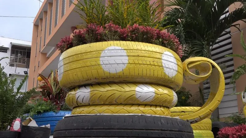 Chậu hoa lốp xe màu vàng rực rỡ