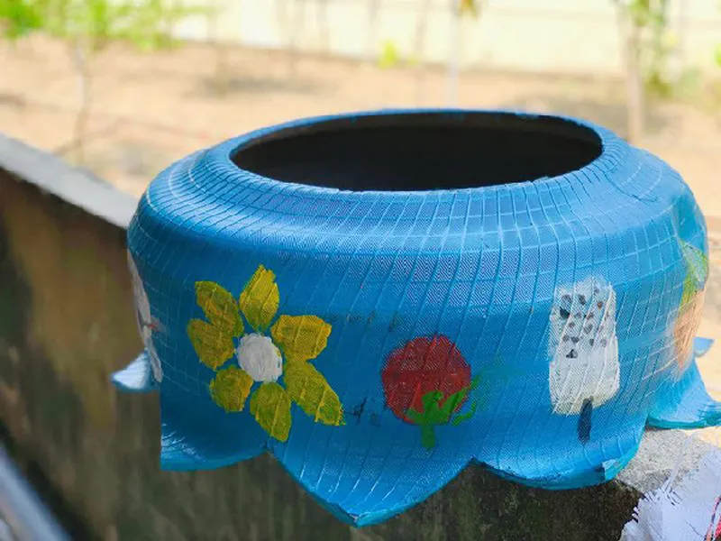 Chậu hoa làm từ lốp xe sơn màu đỏ nổi bật