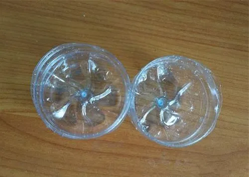 Tách tép tỏi và bóc vỏ bên ngoài, giữ lại phần vỏ lụa bên trong.