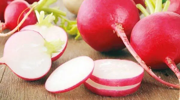 Cận cảnh củ cải đường có lớp vỏ đỏ tươi và ruột trắng, giòn, ngọt