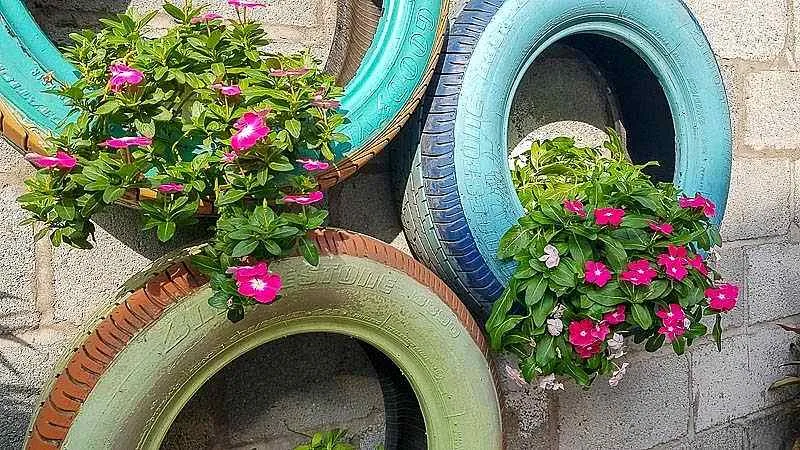 Lốp xe máy được trang trí đẹp mắt trong không gian công cộng