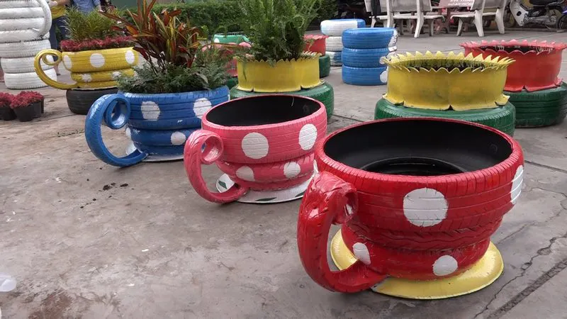 Sự độc đáo của chậu hoa làm bằng lốp xe máy