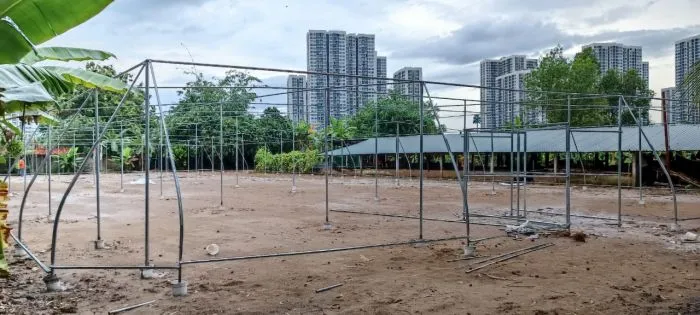 Hệ thống khung sắt chắc chắn của nhà lưới mái bằng đã hoàn thiện