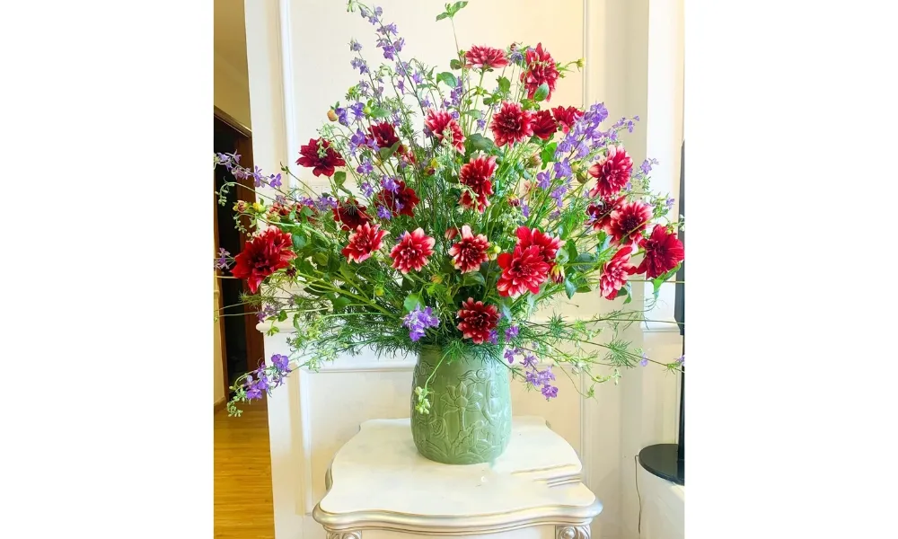 Bình hoa thược dược được cắm theo phong cách trang trí Tết