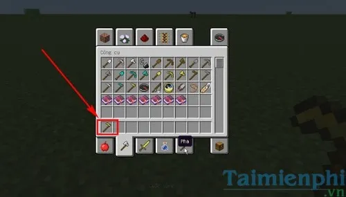 Ảnh nhân vật đang mở túi đồ và chọn Cuốc Vàng để chuẩn bị cho cách trồng lúa mì trong Minecraft