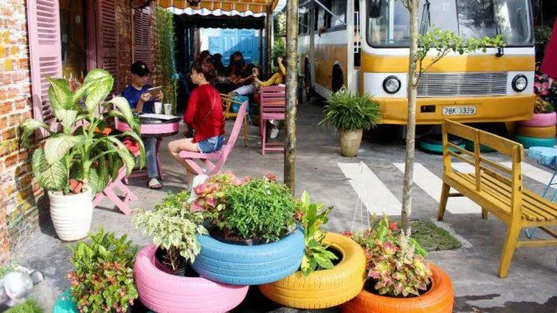 Vị trí lý tưởng cho chậu hoa lốp xe ngoài trời