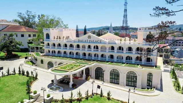 Mặt tiền khách sạn Dalat Palace với kiến trúc Pháp cổ kính và sang trọng