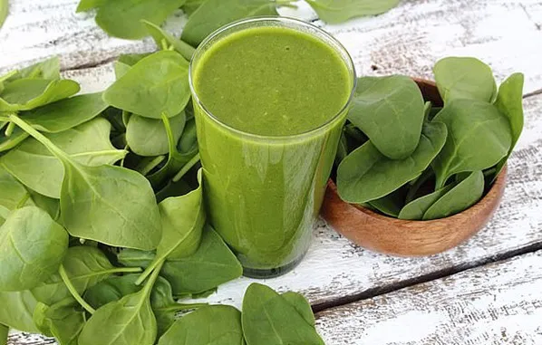 Nước ép cải bó xôi tươi là nguồn bổ sung vitamin và khoáng chất dồi dào