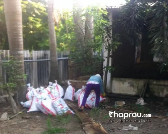 Quá trình ủ phân chuồng được thực hiện trong thùng có đục lỗ để đảm bảo thoáng khí