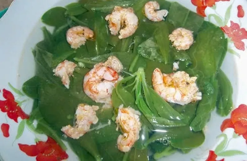 Phần ngọn non và lá của bầu đất thường được dùng trong các món ăn