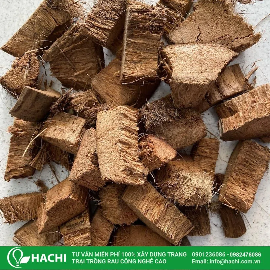 Bạn có thể sử dụng vỏ dừa băm nhỏ để tạo độ tơi xốp cho đất sét