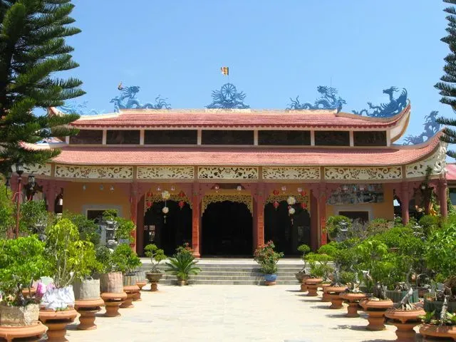 Thiền viện Vạn Hạnh Đà Lạt với tượng Phật lớn và kiến trúc trang nghiêm