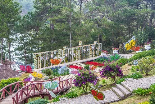 Thung lũng Tình yêu Đà Lạt với cảnh quan hồ nước và đồi cây xanh