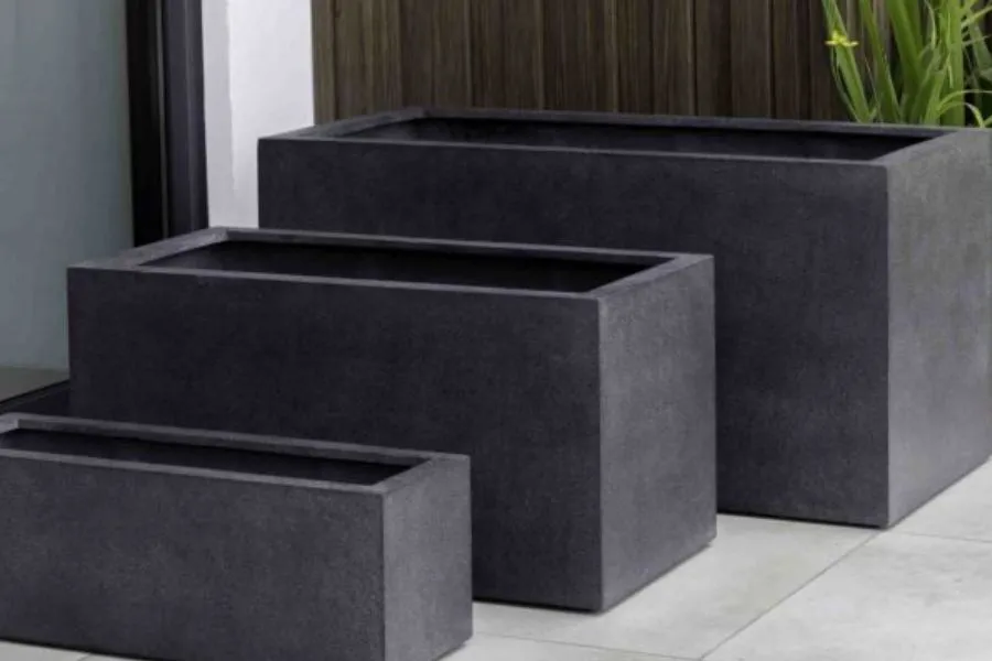 Chọn chậu trồng cây bằng chất liệu xi măng, cứng cáp