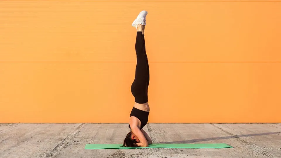 Tư thế trồng cây chuối giúp tăng sức mạnh cơ bắp cho người tập