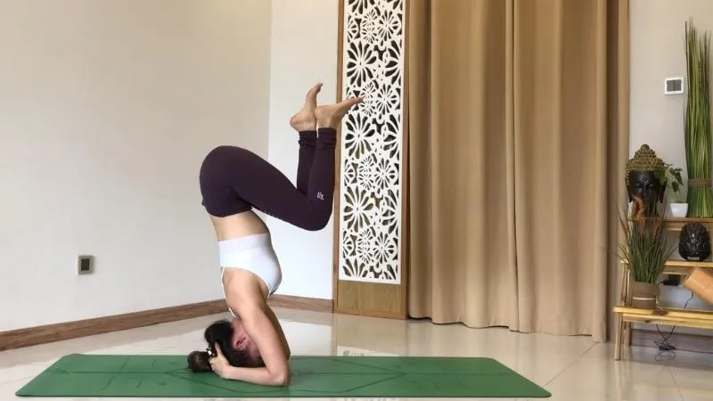 Gập đầu gối trên cao và nâng hai chân lên, đầu gối hướng xuống sàn