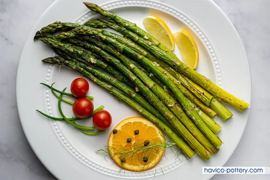 Cây măng tây xanh trưởng thành trong chậu, loại phổ biến nhất khi áp dụng cách trồng măng tây trong chậu