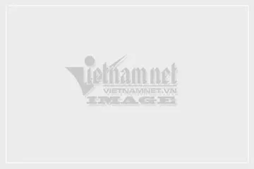 Hình ảnh hướng dẫn kéo căng cổ tay chuyên biệt bằng cách dùng một tay gập bàn tay còn lại hướng vào người