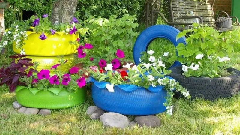 Tái chế lốp xe máy thành chậu hoa đầy màu sắc