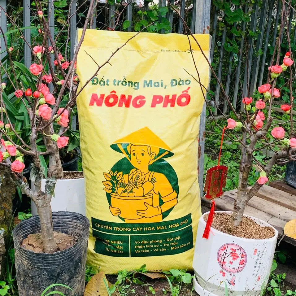 Hình ảnh minh họa các vật liệu trộn giá thể trồng đào như đất, tro trấu, xơ dừa